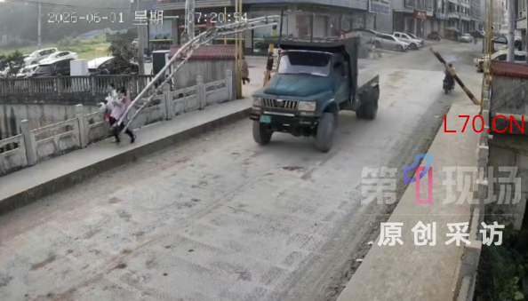 广西一车辆撞断限高杆，两名学生无辜被击中！当地回应：伤者已送医，司机被控制