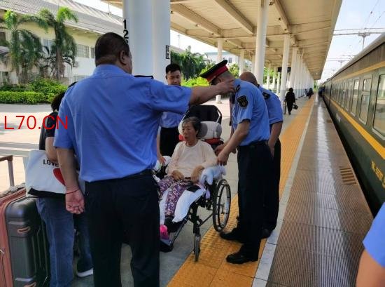 暖心一幕：列车员背瘫痪患病老人平安登车