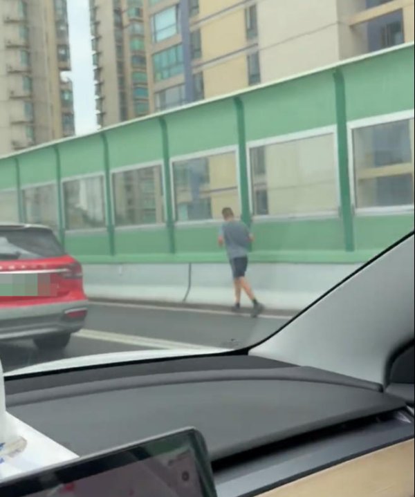 有人在高架上跑步？警方：已依法处罚并教育